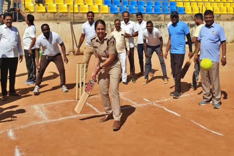 dakshina-division-dcp-rohini-ratoch-cricket-camping