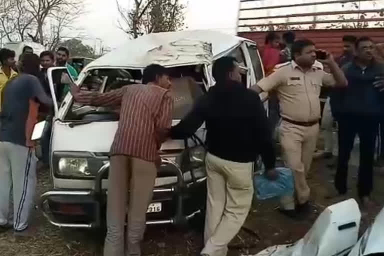 5 people injured in maruti van accident at kaprada vajvad