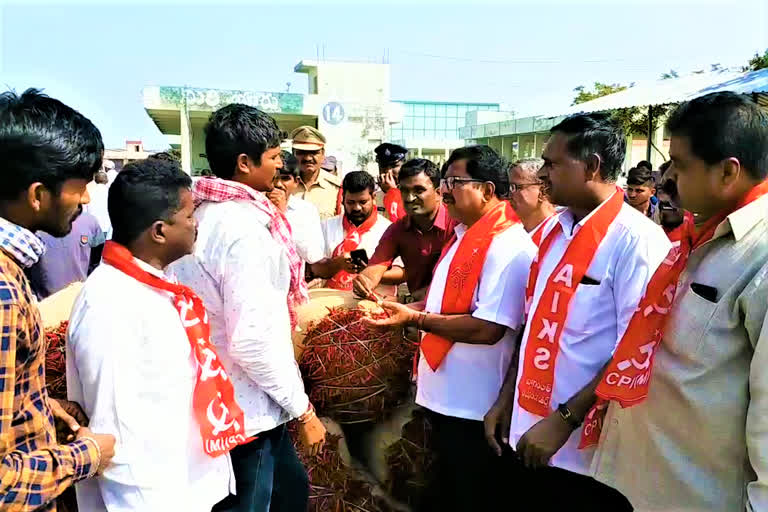 farmers nirasana in enamamula mirchi market