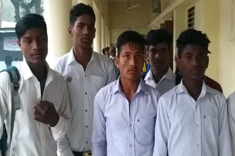 Hostel students reach Jansunwai in Mandla