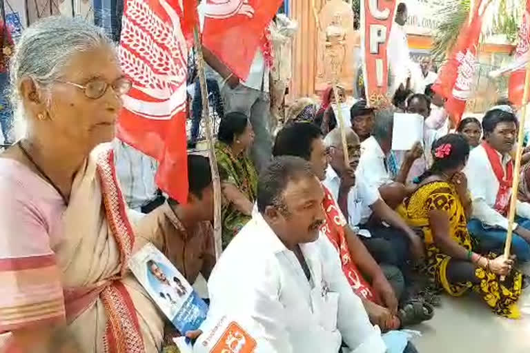 Elderly widows dharna at Kadapa Corporation office