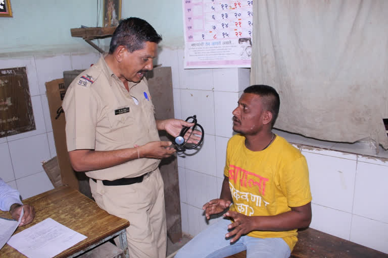 Fake doctor examines a patient at a medical college