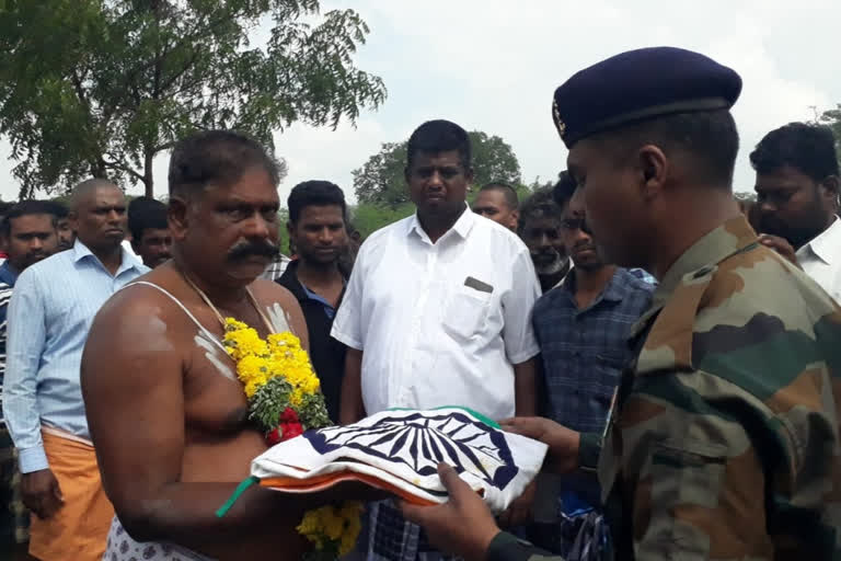 Armyman dead  ராமநாதபுரம் ராணுவ வீரர் உயிரிழப்பு  மீசல் கிராமம்  ராணுவ வீரருக்கு மரியாதை  army person dead body buried his village