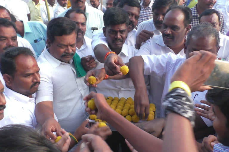 பொதுத் தேர்வு ரத்து பாமக கொண்டாட்டம்  பாமக கொண்டாட்டம்  pmk caders celeberate the govt order about 5th 8th public exam