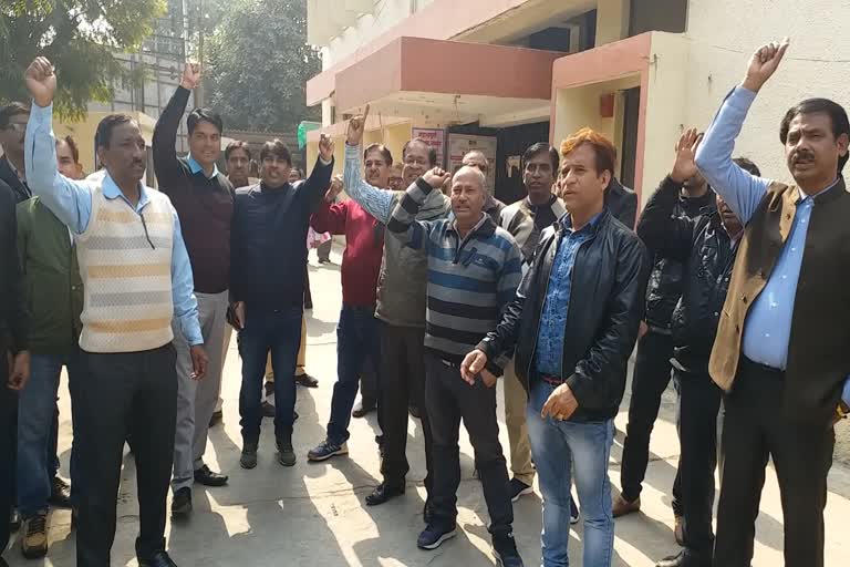 protest against selling LIC shares,  LIC के शेयर बेचने के विरोध में बीमा कर्मी