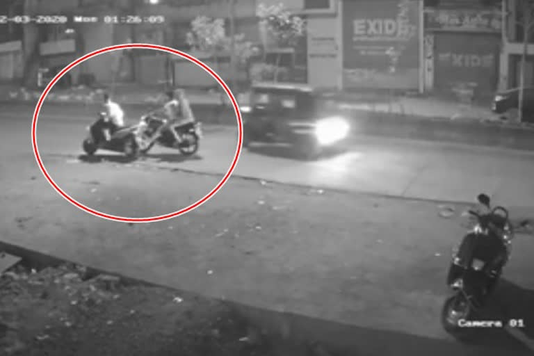 thieves-broke-the-lock-and-fled-the-bike-in-thane