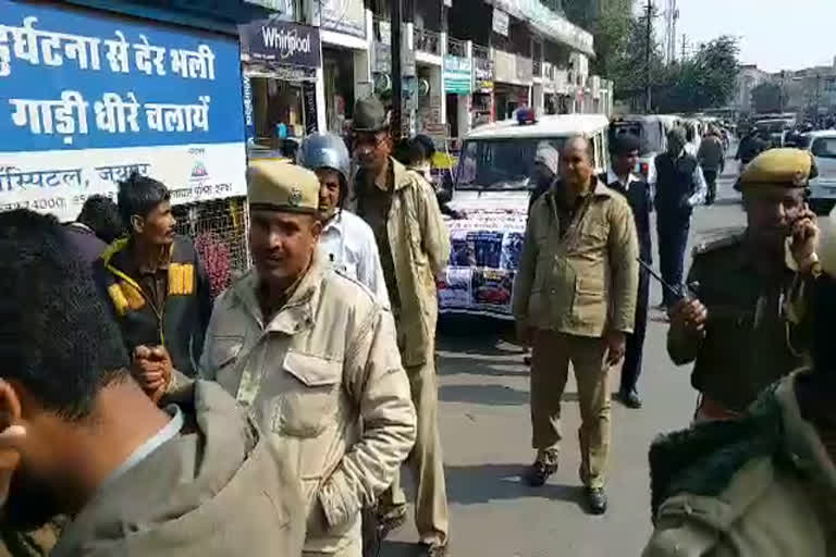 rajasthan news, अलवर खबर, सड़क सुरक्षा सप्ताह, पुलिस कर्मी के साथ हाथापाई, ट्रैफिक पुलिस कर्मी, alwar news