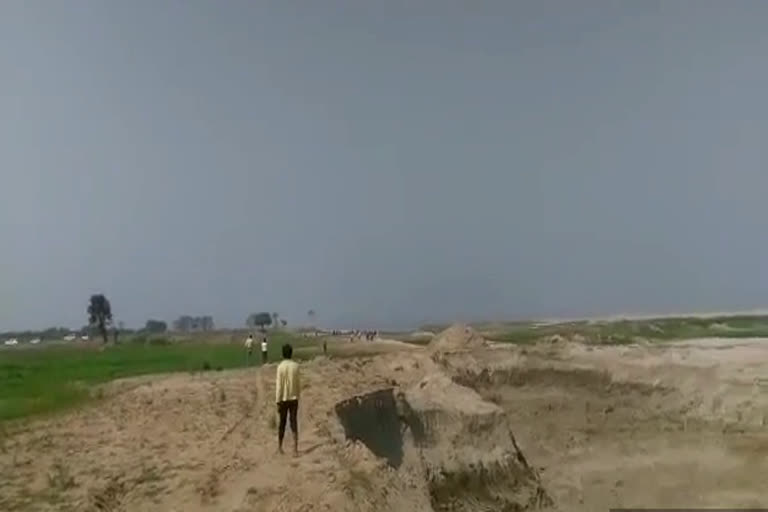 a-man-drowned-in-a-pit-dug-for-an-illegal-mine-bhopal