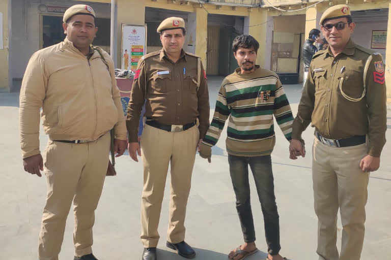 delhi police arrested a crook involved in many theft cases