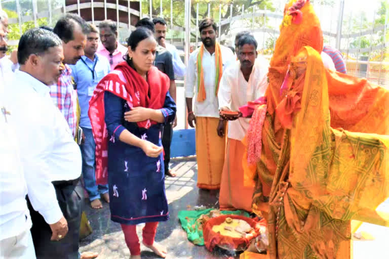 warangal rural collector haritha visit sammakka, saralamma jathara