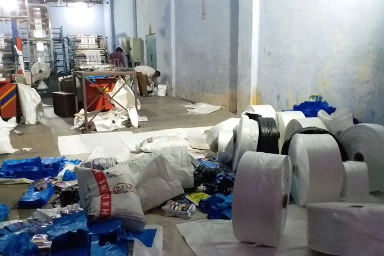 5 லட்சம் மதிப்பிலான பிளாஸ்டிக் பைகள், plastic raid in salem, நெகிழிப் பைகள்