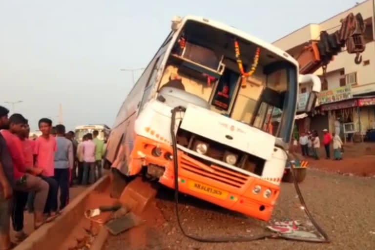 travel_bus_hit_divaider in sangareddy