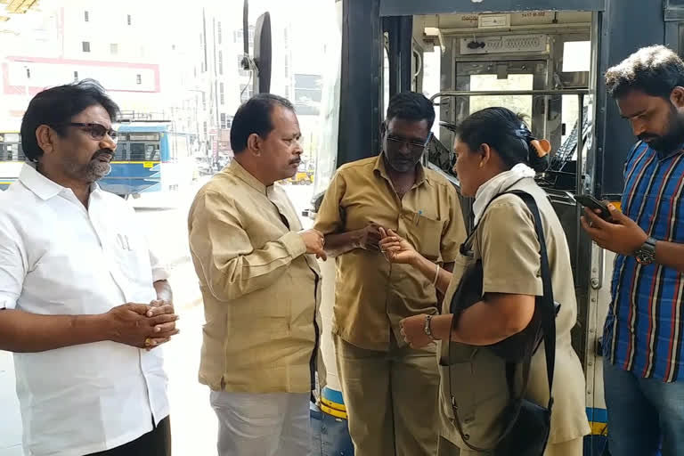 Former Chairman of RTC Zonal Redyam Venkatasubbareddy to know the conditions of RTC workers  Talked to them