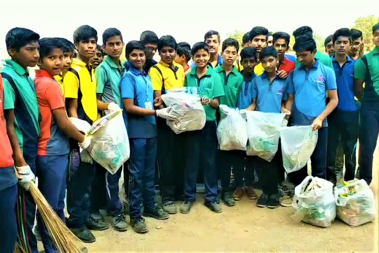 in karimnagar srr college students doing swach bharath