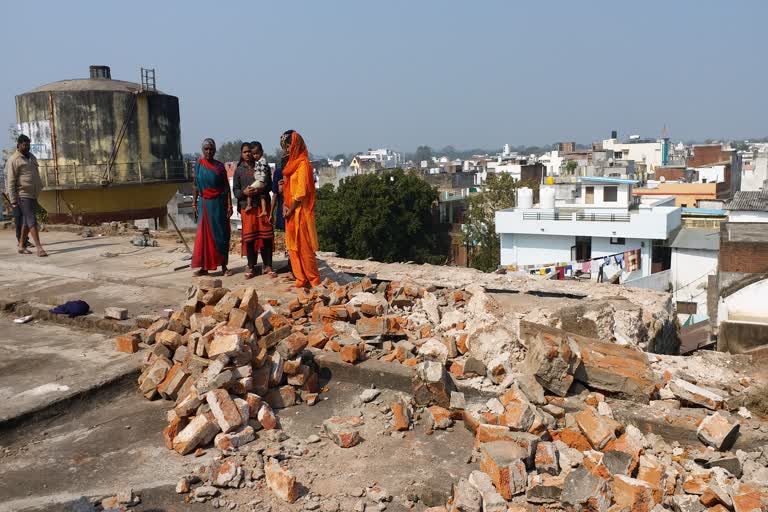 House started being demolished without giving notice