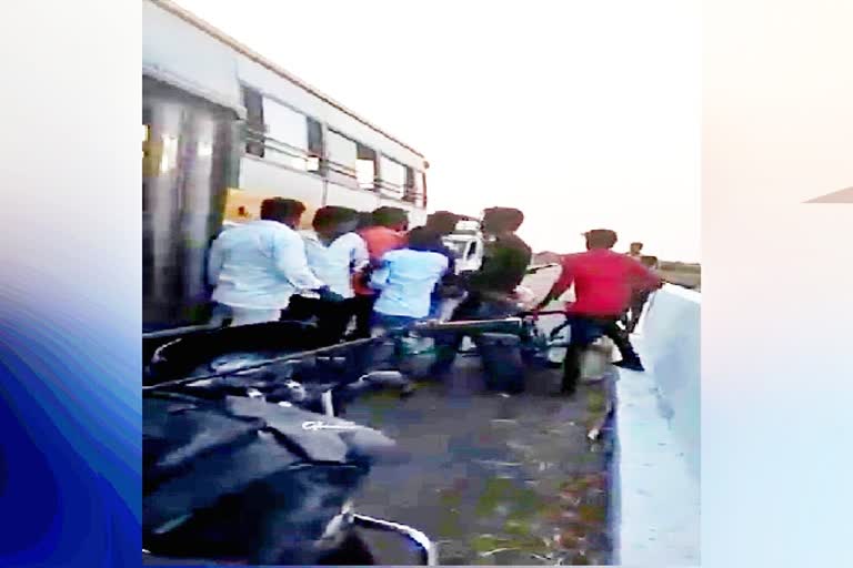 chilli-powder-plash-on-bus-conductor-in-bagalkot-video-viral