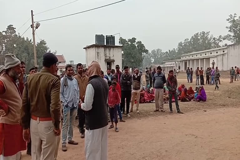 migrants-of-jp-company-sat-on-strike-with-regards-to-their-demands-in-singrauli