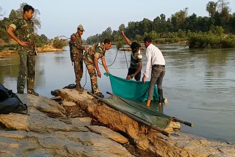 शबरी नदी से मिली लाश