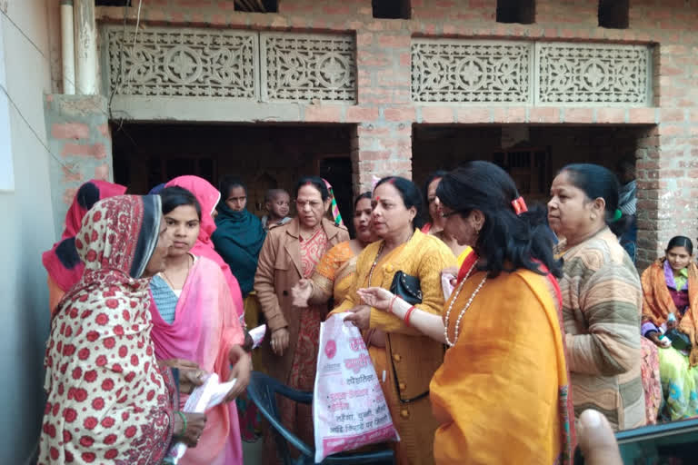 betiyan foundation distributed sanitary pads to women in hardoi