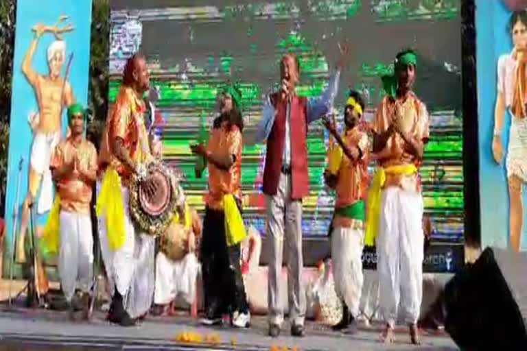 Kariya Munda and Padmashree Madhu Mansoori dances in the beat of Dholak in khunti