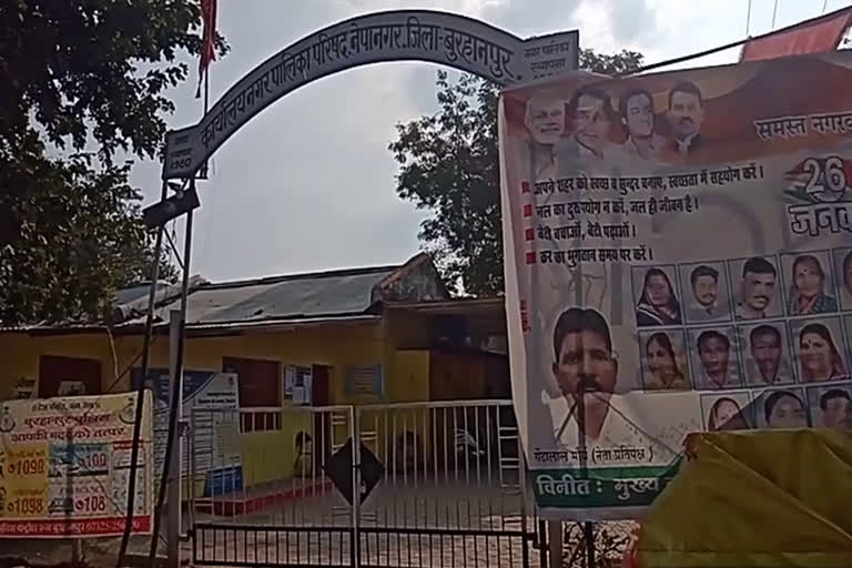 Councilors set lock on main gate of municipality