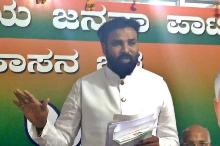 Minister Sriramulu visit, Minister Sriramulu visit to Hassan, Minister Sriramulu news, ಸಚಿವ ಶ್ರೀರಾಮುಲು, ಸಚಿವ ಶ್ರೀರಾಮುಲು ಹಾಸನಕ್ಕೆ ಭೇಟಿ, ಸಚಿವ ಶ್ರೀರಾಮುಲು ಸುದ್ದಿ,