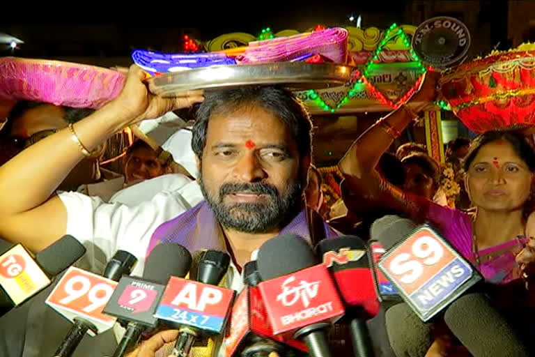 minister srinivas goud involved in the procession of silk at mannemkonda Venkateswara Swamy