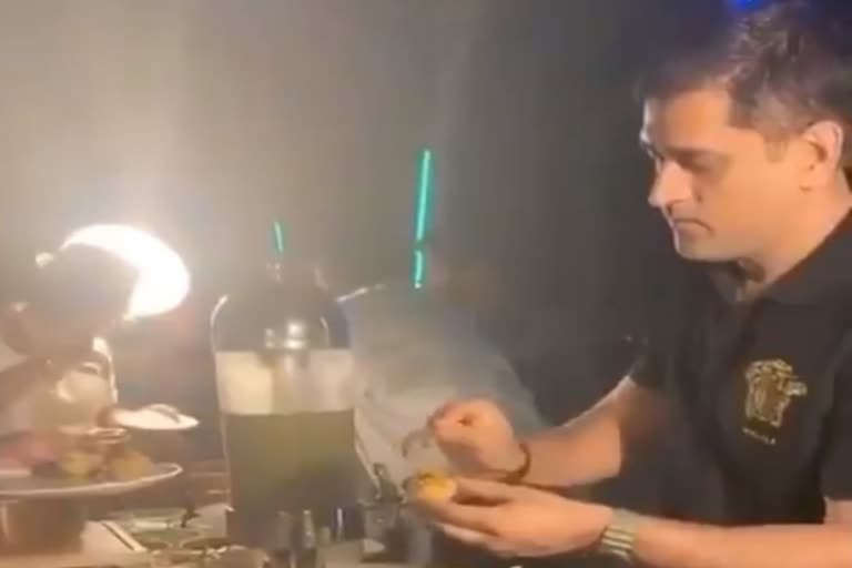 MS Dhoni serves Pani Puri,ಧೋನಿ ಪಾನಿ ಪೂರಿ ಮಾಡುತ್ತಿರುವ ವಿಡೀಯೋ ವೈರಲ್