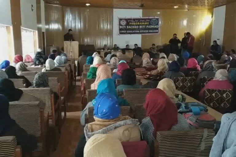 محکمہ تعلیم کی جانب سے بیٹی بچاؤ بیٹی پرھاؤ پروگرام