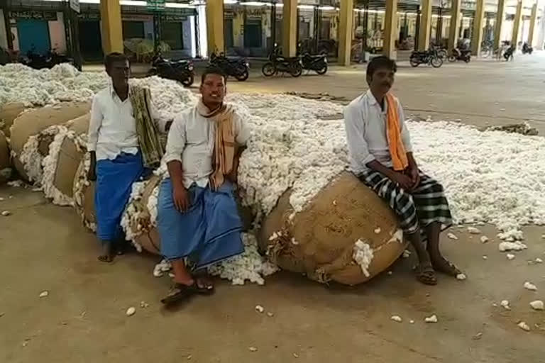 cotton farmers facing problems due to hamali strike at adoni