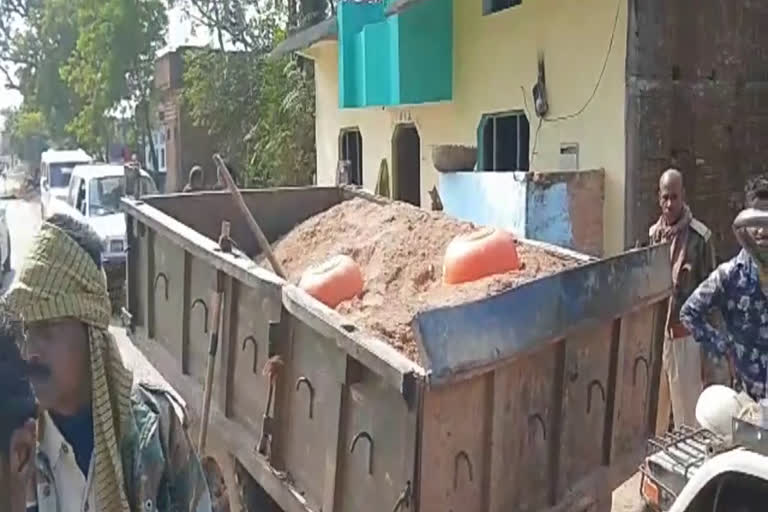 forest-staff-caught-tractor-trolley-filled-with-illegal-sand-in-chhatarpur