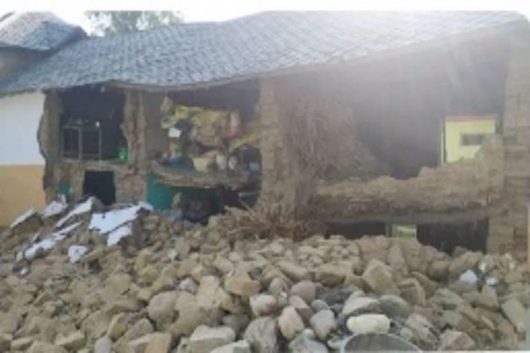 An old house collapsed in Hamirpur