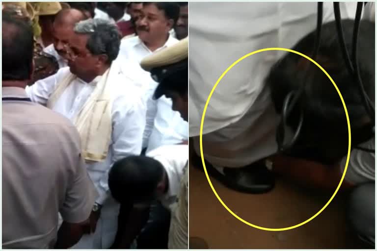 ಮಾಜಿ ಸಿಎಂಗೆ ಶೂ ಹಾಕಿದ ಆಪ್ತ ಸಹಾಯಕ, A man help to Siddaramaiah For wearing shoes