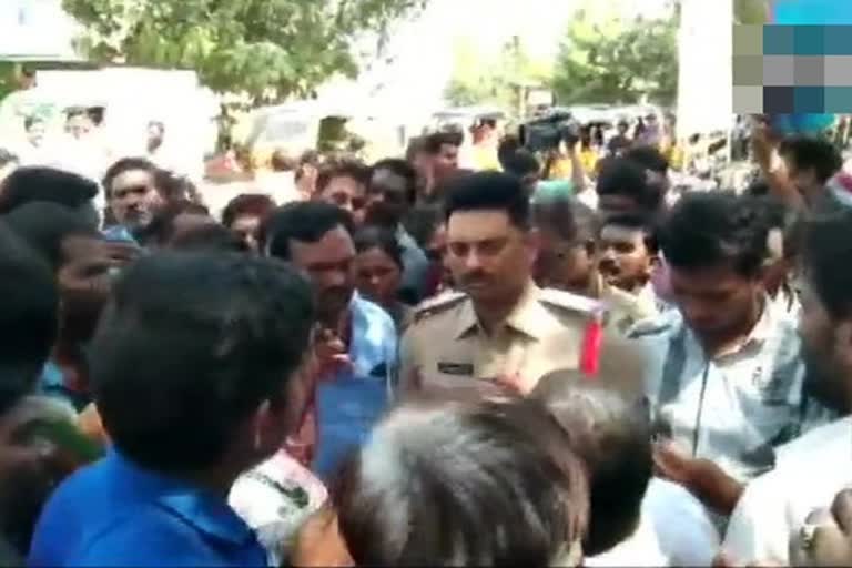 AP: Bus driver thrashed for attempt to sexually assault minor  bus burnt  நெல்லூர், ஓட்டுனருக்கு தர்மஅடி- பேருந்து தீ வைப்பு  நெல்லூர் பள்ளிப் பேருந்து தீ வைப்பு  பள்ளிப் பேருந்து ஓட்டுனர், பாலியல் சில்மிஷம், நெல்லூர், பொதுமக்கள் தர்மஅடி