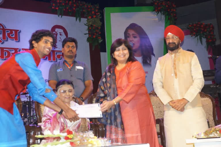 suman kalyanpur, kuldeep singh, lata mangeshkar samman, suman kalyanpur and kuldeep singh, suman kalyanpur and kuldeep singh felicitate with lata mangeshkar samman