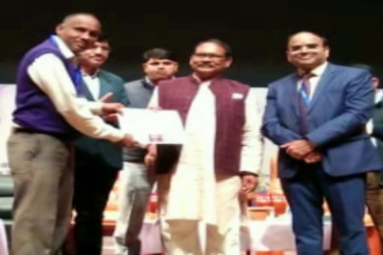 teacher is awarded for model presented in kabad se jugad program raipur