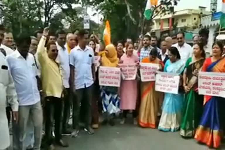 Protest against MP Ananth Kumar Heagde in Shimoga