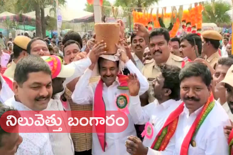 సమ్మక్క సారలమ్మకు ఈటల ఎత్తు బంగారం సమర్పణ