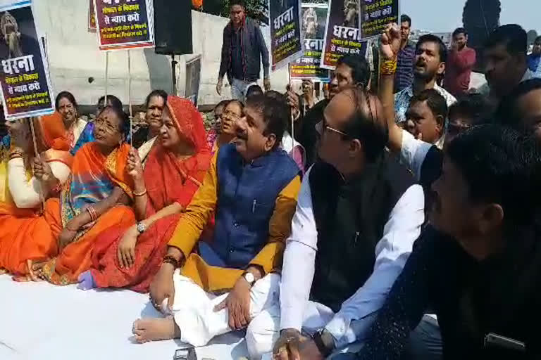 mayor alok sharma protest against kamaklnath governmnet at arch bridge bhopal