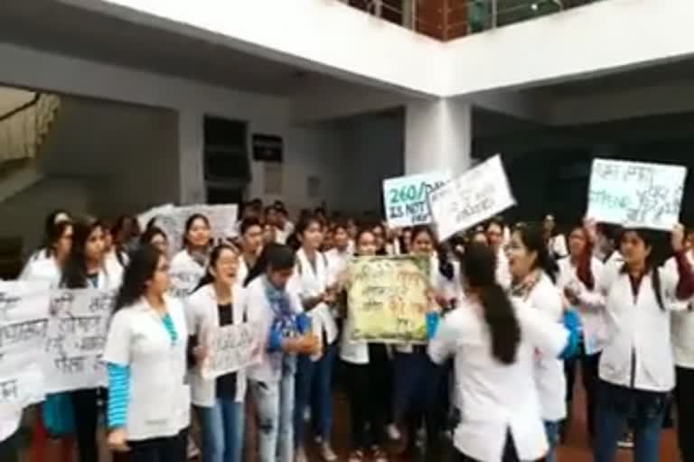 Dental college students protest  in raipur