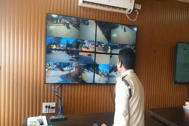 Traffic police put CCTV cameras on road in bastar
