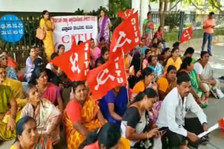 Karnataka State Akshara Dasoha Employees protest in shivamogga