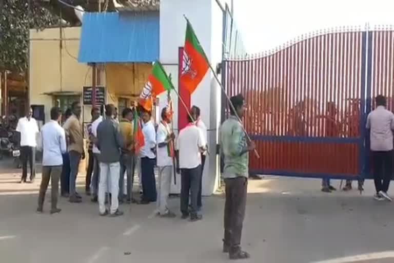 bjp men protest before master movie shooting spot