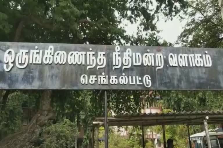 நீதிமன்றம் சென்ற மாணவர்கள்