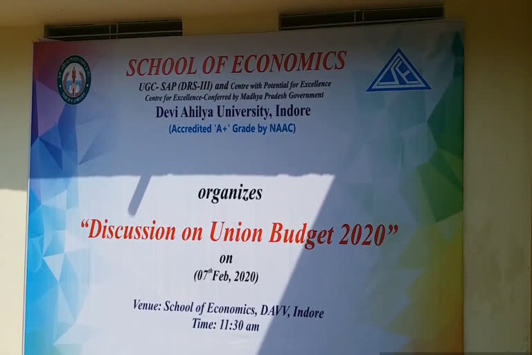 Students and experts discuss the budget