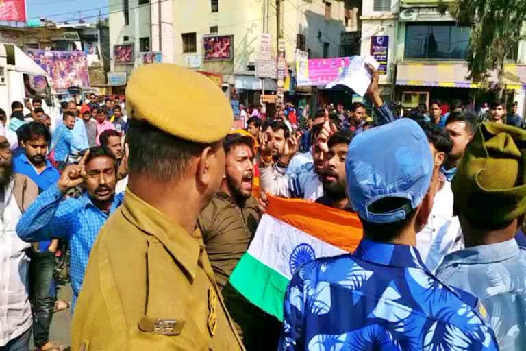 people-threw-slippers-on-kanhaiya-kumar-convoy-in-bihar