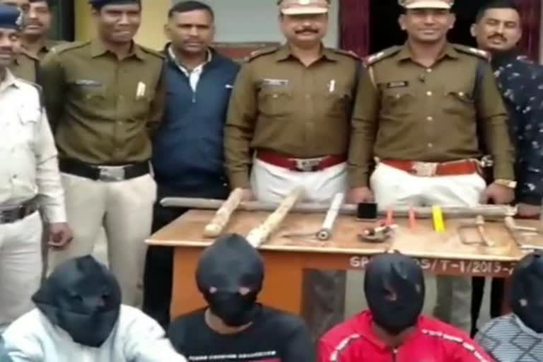 लूटपाट की घटना में चोरों आरोपी को पुलिस ने पकड़ा