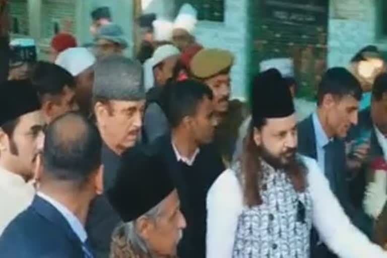 Ghulam Nabi Azad prayed for Kashmir at Khwaja Dargah