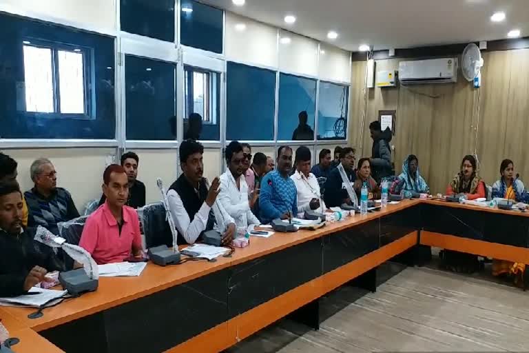 Uproar over cleanliness in city council board meeting in garhwa