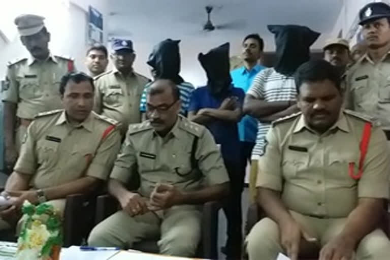 inter state theifs arrested in prakasam dst giddaloor